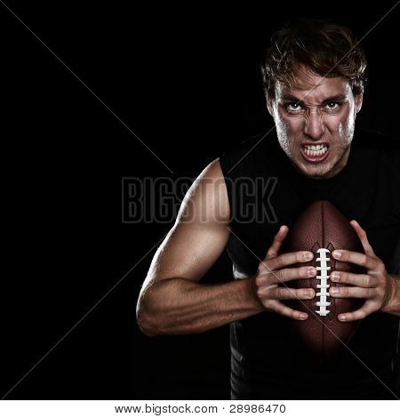 American Football-Spieler starrte aggressive Betrieb Footballspieler auf schwarzem Hintergrund. starke fi