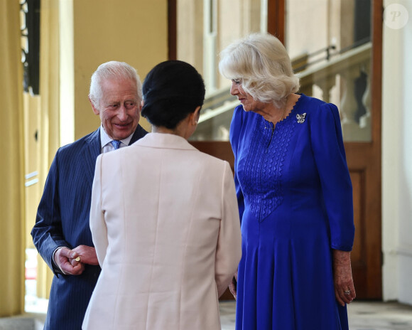 Camilla, les mains un peu trop baladeuses : la reine tactile avec ...