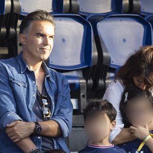 Faustine Bollaert, son mari Maxime Chattam et leurs enfants Abbie et Peter sont en tribune lors de la rencontre de football Paris Saint Germain PSG contre Clermont (4-0) au Parc des Princes à Paris le 11 septembre 2021.