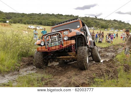 Crush Beige Jeep Wrangler Off-roader V8 Crossing Mud Obstacle