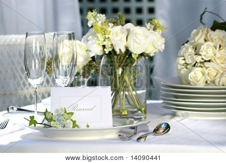 Carte blanche de place sur la table de mariage en plein air