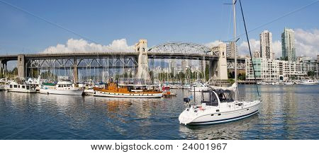 Marina sotto il ponte di Burrard Street Vancouver Bc