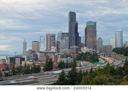 Skyline di Downtown Seattle in una giornata nuvolosa