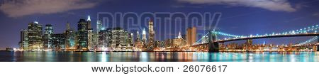 New York City Manhattan skyline panorama met Brooklyn Bridge en office wolkenkrabbers gebouw in op 