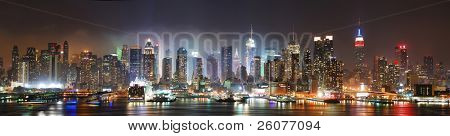 New York City Manhattan skyline panorama in de nacht over rivier de Hudson met refelctions gezien vanaf New