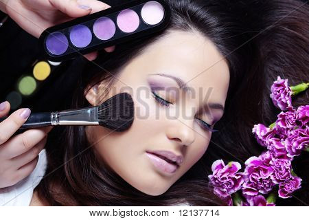 Make-up artist rendendo visage occhio a bella donna