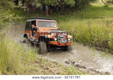 Crush Beige Jeep Wrangler Off-roader V8 Crossing Muddy Pond