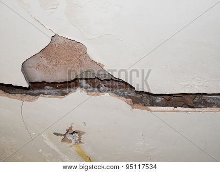 badly cracked plasterboard on interior wall