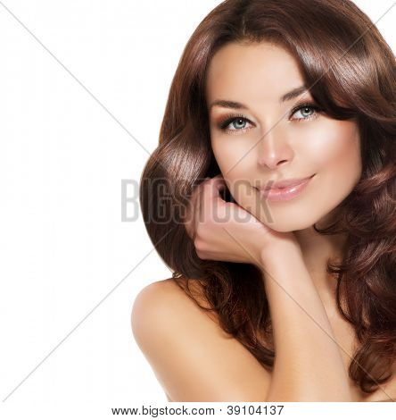 Güzel esmer kadın portre sağlıklı Hair.Clear taze Skin.Smiling kız izole bir Whit üzerinde ile