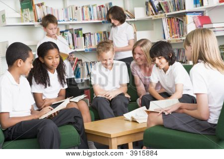 Alunos lendo na biblioteca da escola