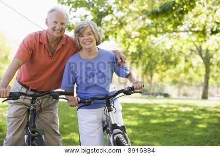 Casal sênior em bicicletas