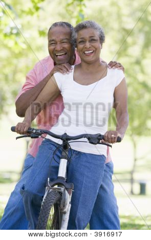 Casal sênior em uma bicicleta