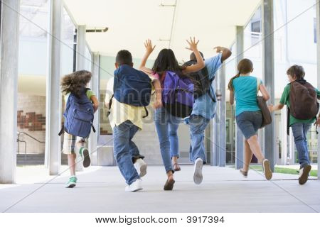 Seis estudantes correndo à porta da escola animada