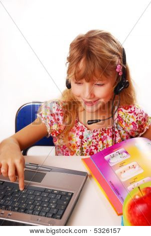 Ragazza di apprendimento con il computer portatile