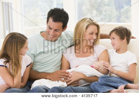 Famílias na sala de estar com bebê sorrindo