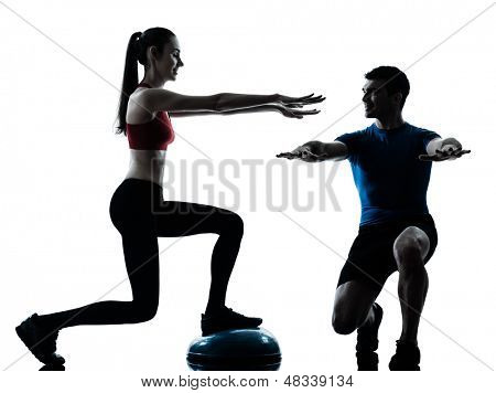 treinador de Personal trainer homem e mulher, exercício de agachamento no bosu studio de silhueta isolado no branco 