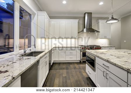 Large, Spacious Kitchen Design With White Kitchen Cabinets