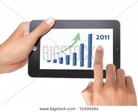 mano che tiene un touchpad tablet pc con growt grafico