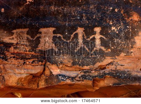 Indianische Petroglyphen in rotem Sandstein aus der südwestlichen Wüste