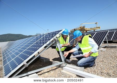 Ingenieure prüfen Sonnenkollektoren ausgeführt