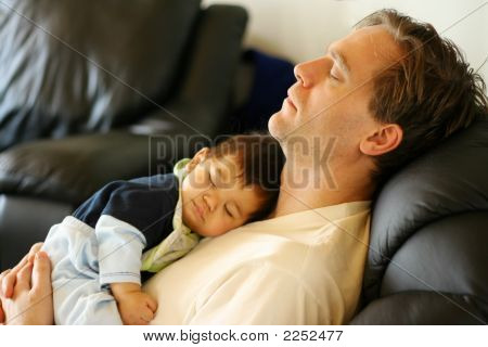 Padre Napping con bambino addormentato sul suo petto, Focus sul padre