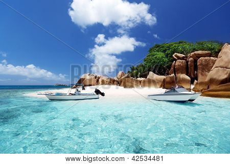 speedboot op het strand van Coco Island, Seychellen