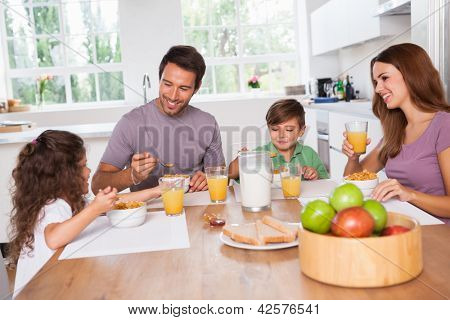 Familia saludable desayunando en la cocina