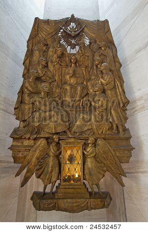 Romana cattolica Maria Assunta con la scultura di Apostoli