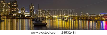 Skyline di Vancouver Bc e Cambie Bridge di notte