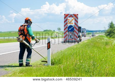 道路灰黑割草使用字符串草坪修剪器