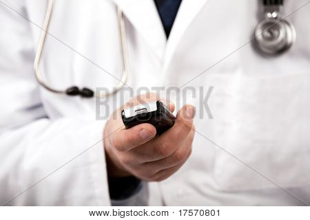 Medico maschio con cellulare