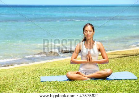 Yoga-Woman meditating Woman relaxing von Meer, Schneidersitz, easy Pose zu tun. Frau in meditatio