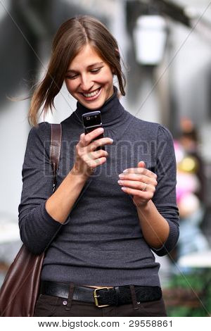 Felice giovane donna parlare sul telefono cellulare