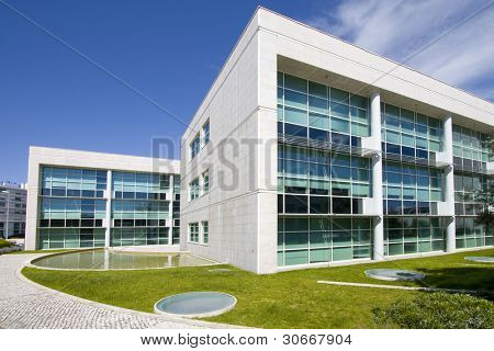 Edificios de oficinas de paisaje urbano con arquitectura corporativa moderna - negocio y concepto de éxito