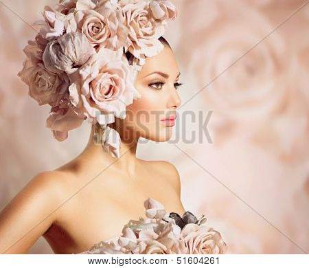 Moda bellezza ragazza modello con fiori tra i capelli. Sposa. Perfetto creativo Make up e Hair Style. 