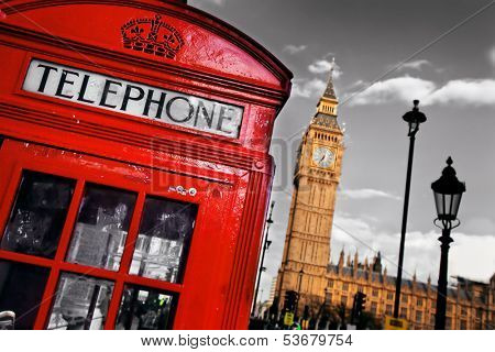 Czerwone budki telefoniczne i Big Ben w Londynie, Anglii, Wielkiej Brytanii. Symbole Londyn na czarno na białym 