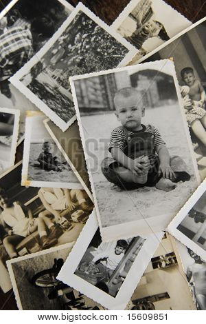 herinneren kindertijd: stapelen van oude foto's