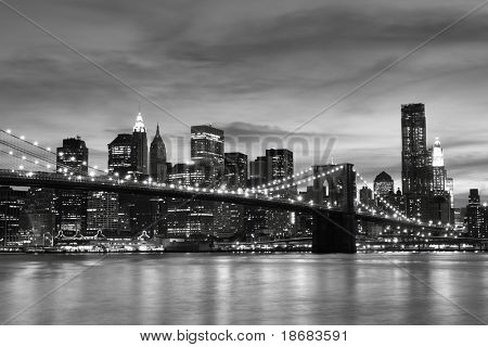 Brooklyn Bridge en Manhattan Skyline in de nacht, New York City