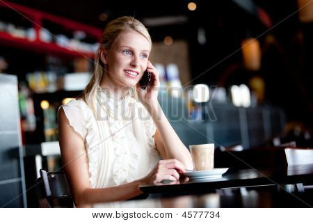 Donna sul telefono In Cafe