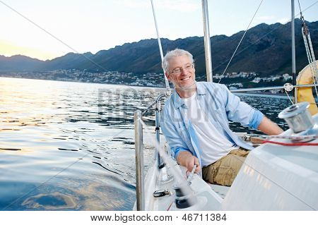 despreocupado feliz vela retrato homem maduro aposentado homem no barco de oceano ao nascer do sol