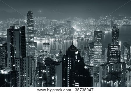 Hong Kong city skyline di notte con Victoria Harbor e grattacieli illuminati da luci sopra wate