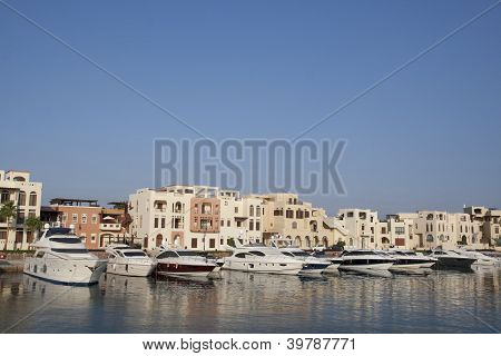 Barcos en la bahía de Tala. Aqaba, Jordania.