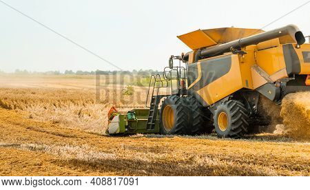 Rotary Straw Walker Cut And Threshes Ripe Wheat Grain. Combine Harvesters With Grain Header, Wide Ch