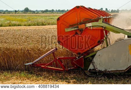 Rotary Straw Walker Combine Harvester Cuts And Threshes Ripe Wheat Grain. Platform Grain Header With