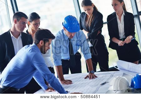 Business-Menschen-Gruppe treffen und Präsentation in hellen modernen Büro mit Bau-KLI