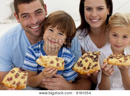 Retrato de familia Comer Pizza en sofá