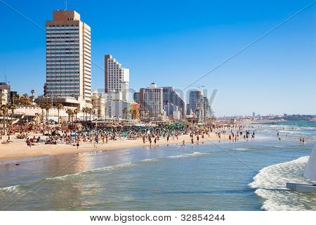 Vista panoramica della spiaggia pubblica di Tel-Aviv sul Mar Mediterraneo. Israele