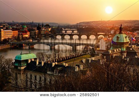 Vista panoramica su Charles bridge e tramonto Praga luci. Boemia, Repubblica Ceca