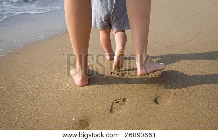 Matka a dítě chodit na Sandy Beach