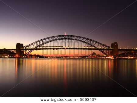 Sydney Harbour Bridge al sorgere del sole.